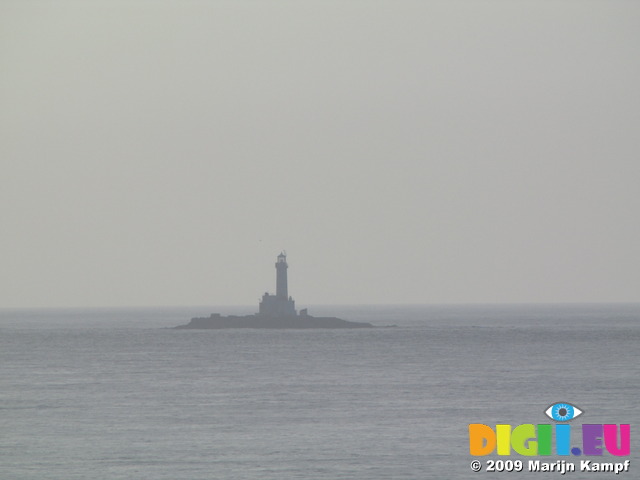 SX03051 Silhouette of Lighthouse near Rosslare on rocky outcrop